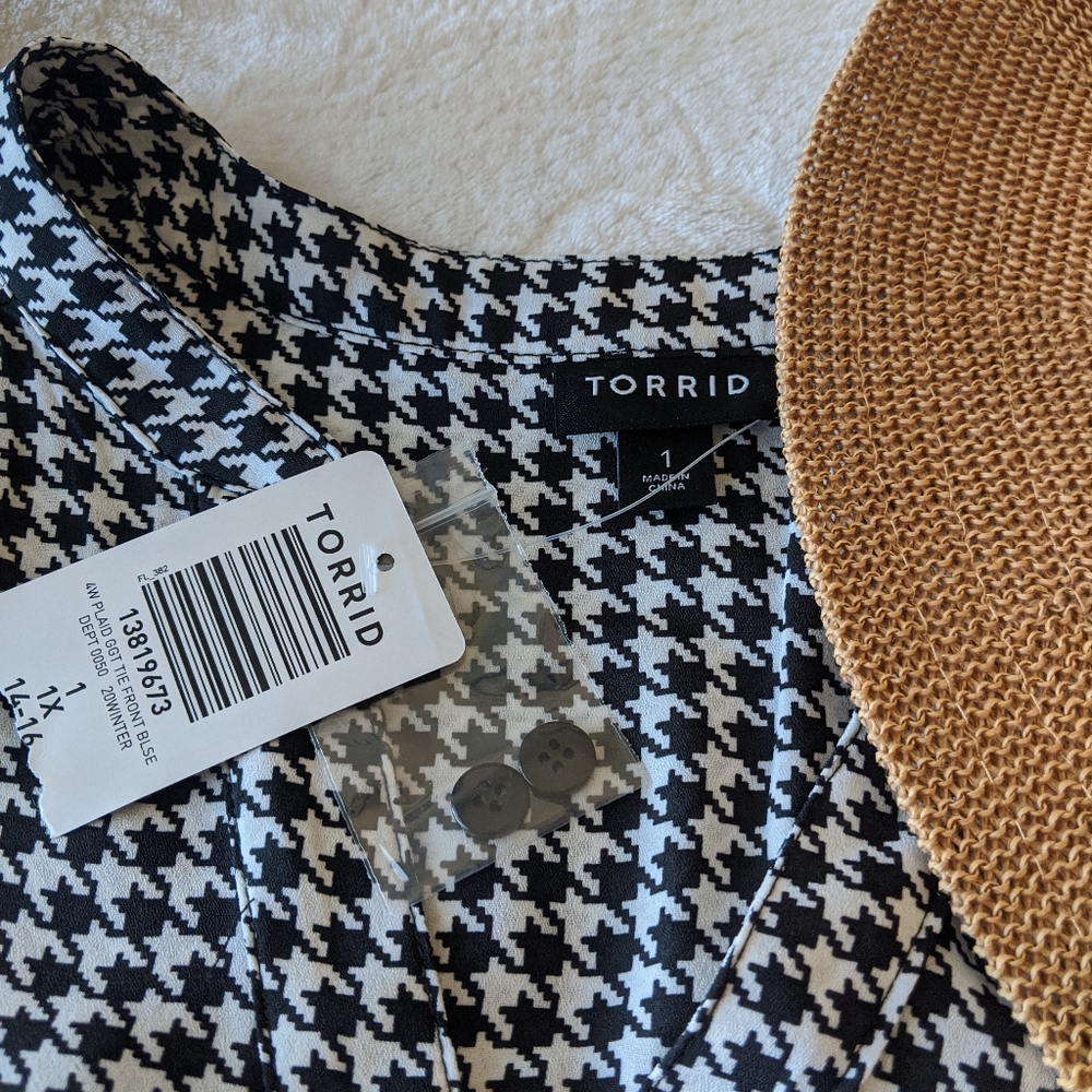 TORRID TOPS - Picture 3 of 10